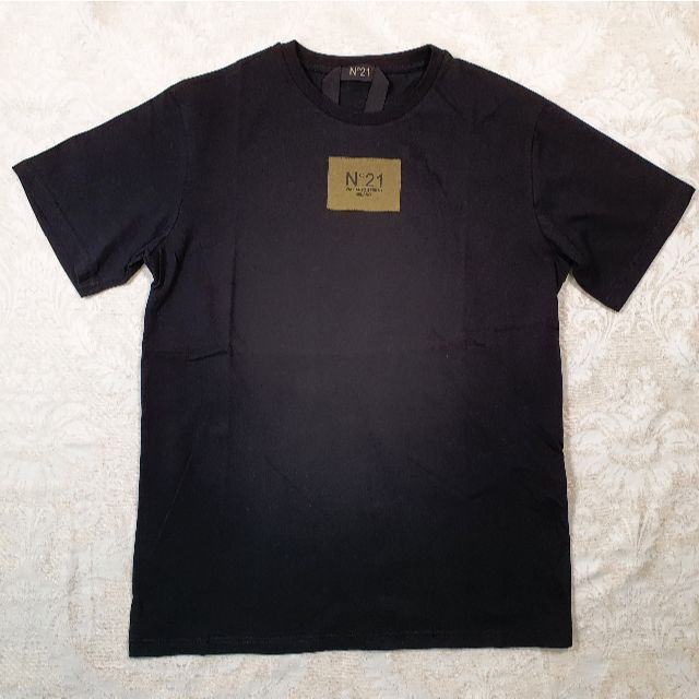 N°21(ヌメロヴェントゥーノ)の【新品・未使用】N°21　ロゴ コットンTシャツ black 　メンズMサイズ メンズのトップス(Tシャツ/カットソー(半袖/袖なし))の商品写真