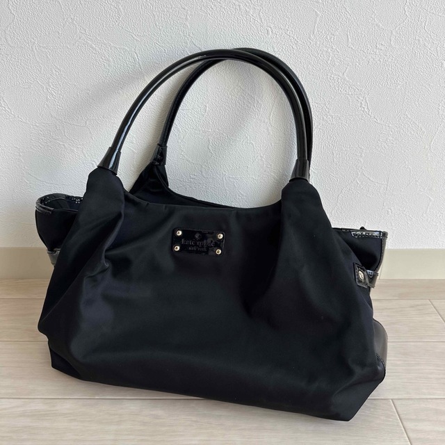 Kate spade New York 新品ロゴ入りブラックトートバッグ - ショルダー