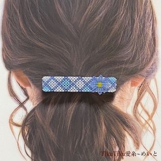 ビーズ の お花 バレッタ・Ｍサイズ ／ ブルー(ヘアアクセサリー)