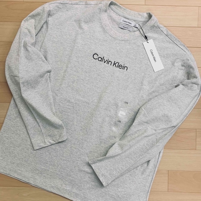 Calvin Klein(カルバンクライン)のナチョス様専用★Calvin Klein 日本未入荷色の胸ロゴリラックス長袖T メンズのトップス(Tシャツ/カットソー(七分/長袖))の商品写真