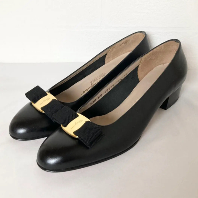 美品 サルヴァトーレフェラガモ パンプス-