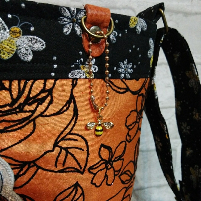 MR様3月ご予約ショルダーストラップ ロラライハリス刺繍Bee MR様3月ご予約ショルダーストラップ ロラライハリス刺繍Bee
