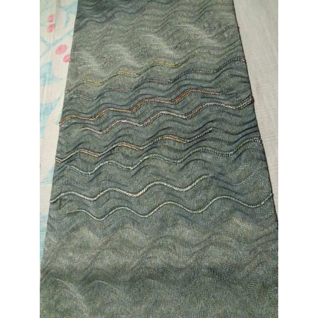 金糸入りグレーのぼかし織りに波線　袋帯 レディースの水着/浴衣(帯)の商品写真