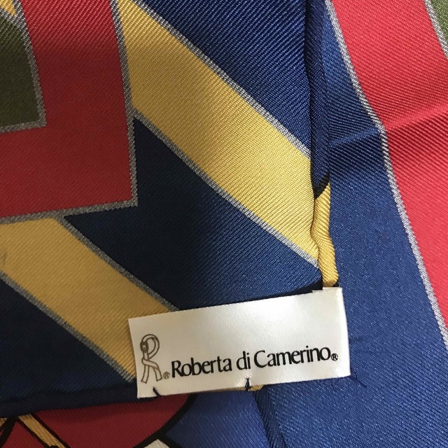 ROBERTA DI CAMERINO(ロベルタディカメリーノ)のロベルタカメリーノ　シルクスカーフ　大判 レディースのファッション小物(バンダナ/スカーフ)の商品写真