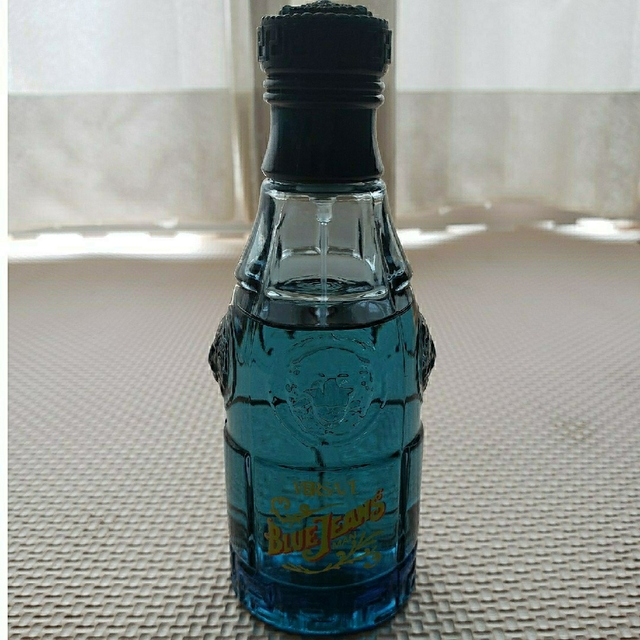 VERSACE(ヴェルサーチ)のヴェルサーチ　ブルージーンズ　香水　75ml コスメ/美容の香水(香水(男性用))の商品写真