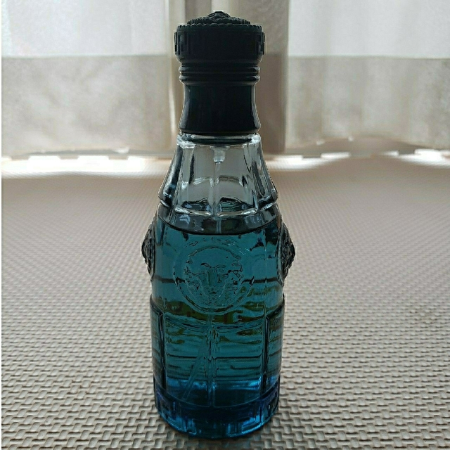 VERSACE(ヴェルサーチ)のヴェルサーチ　ブルージーンズ　香水　75ml コスメ/美容の香水(香水(男性用))の商品写真