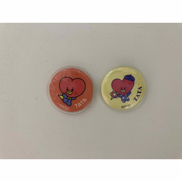 BT21(ビーティーイシビル)のBT21×ファミリーマート TATA 缶バッジ 2個セット エンタメ/ホビーのCD(K-POP/アジア)の商品写真