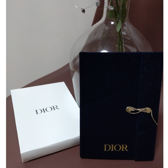 Christian Dior(クリスチャンディオール)のDIOR  2021クリスマス限定  ノベルティ  手帳型ノート エンタメ/ホビーのコレクション(ノベルティグッズ)の商品写真