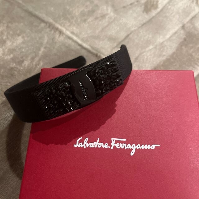 Salvatore Ferragamo(サルヴァトーレフェラガモ)のフェラガモ　カチューシャ　新品 レディースのヘアアクセサリー(カチューシャ)の商品写真