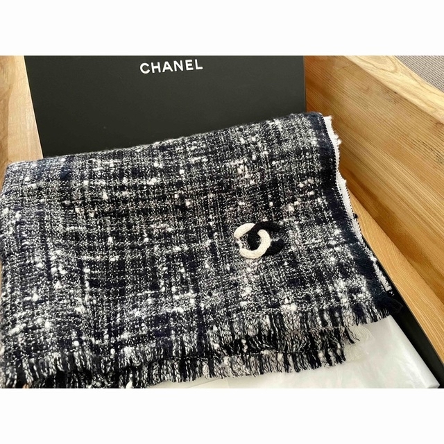 CHANEL(シャネル)のシャネル グレー&黒カシミヤ&シルクショール レディースのファッション小物(マフラー/ショール)の商品写真