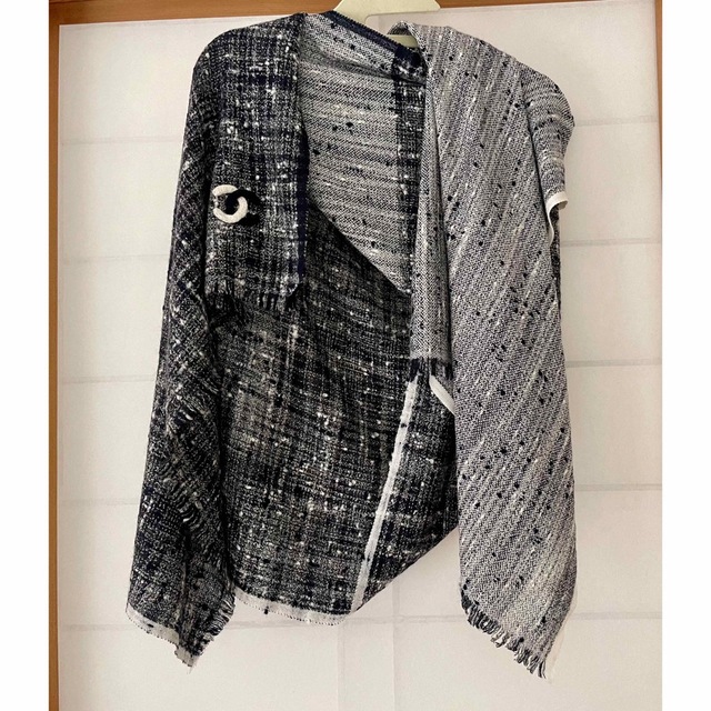 CHANEL(シャネル)のシャネル グレー&黒カシミヤ&シルクショール レディースのファッション小物(マフラー/ショール)の商品写真