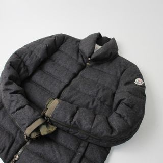 モンクレール(MONCLER)のMONCLER モンクレール sacai サカイ SEORI 袖フリル ウールダウンジャケット 1/チャコール ブルゾン  ワッペン【2400013271257】(ブルゾン)