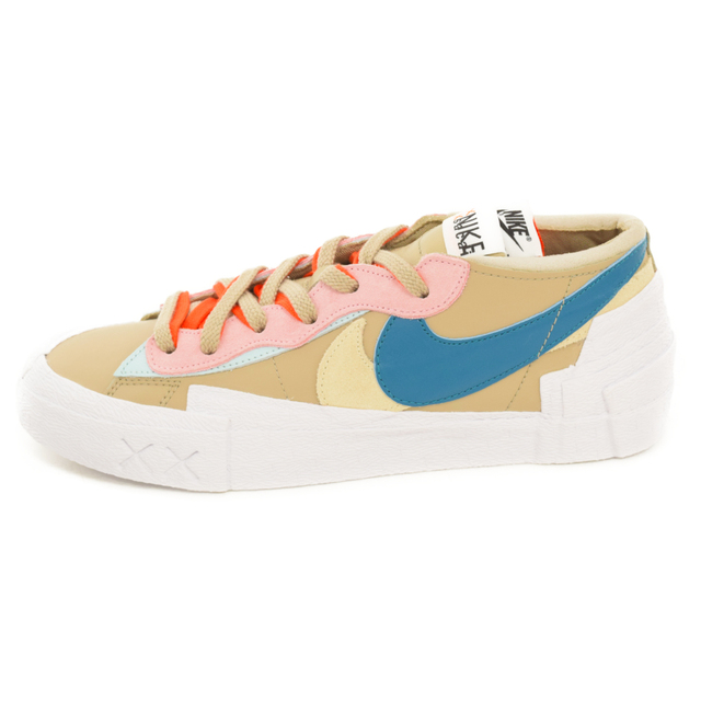 NIKE(ナイキ)のNIKE ナイキ × SACAI ×KAWS BLAZER LOW ナイキ ブレザー ロウ サカイ カウズ ローカットスニーカー ベージュ US9/27cm DM7901-200 メンズの靴/シューズ(スニーカー)の商品写真