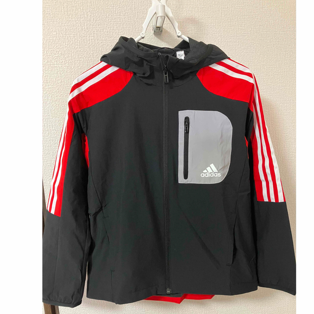 adidas(アディダス)の新品未使用☆アディダス☆ウインドブレーカー☆130 キッズ/ベビー/マタニティのキッズ服男の子用(90cm~)(ジャケット/上着)の商品写真