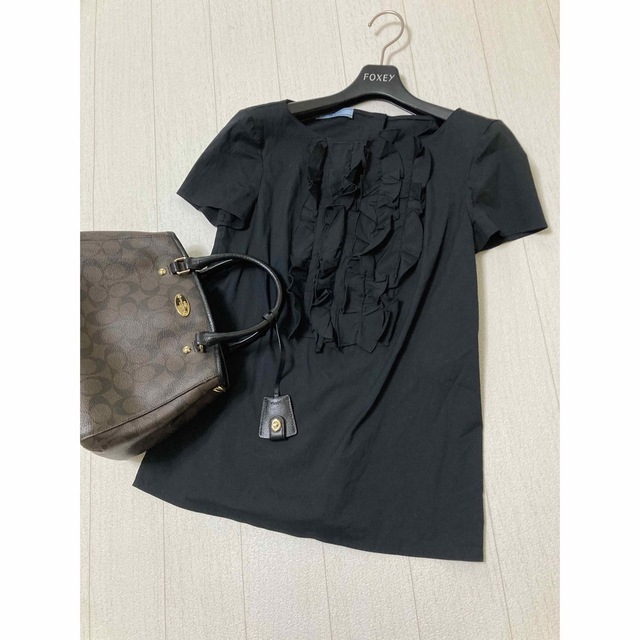 PRADA(プラダ)の美品　PRADA フリル　ブラウス　ブラック　黒　プラダ レディースのトップス(シャツ/ブラウス(半袖/袖なし))の商品写真