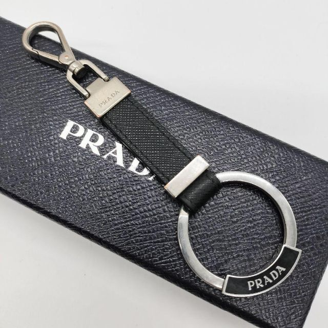 極美品 プラダ キーリング キーホルダー ロゴ金具 2PP042 希少 黒入荷