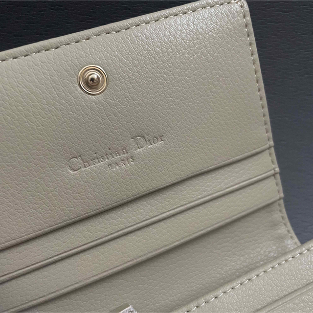 Christian Dior(クリスチャンディオール)のDior コンパクトウォレット ベージュ レディースのファッション小物(財布)の商品写真