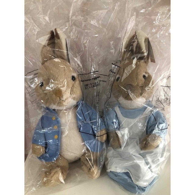 PETER RABBIT（TM）(ピーターラビット)の☆ピーターラビットぬいぐるみMサイズ２点セット(ピーター①,ミセスラビット①)☆ エンタメ/ホビーのおもちゃ/ぬいぐるみ(ぬいぐるみ)の商品写真