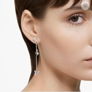 スワロフスキー(SWAROVSKI)のスワロフスキー蝶々ピアス(ピアス)