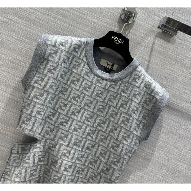 FENDI カットアウト リバーシブル ノースリーブ ウール トップス