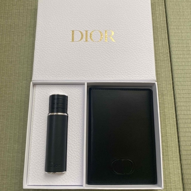 Dior(ディオール)のkm様専用　Dior  パスケース　スプレーセット　 レディースのファッション小物(パスケース/IDカードホルダー)の商品写真