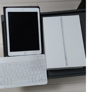 アイパッド(iPad)のAPPLE iPad　第6世代　WI-FIモデル 32GB　新品キーボード付(タブレット)