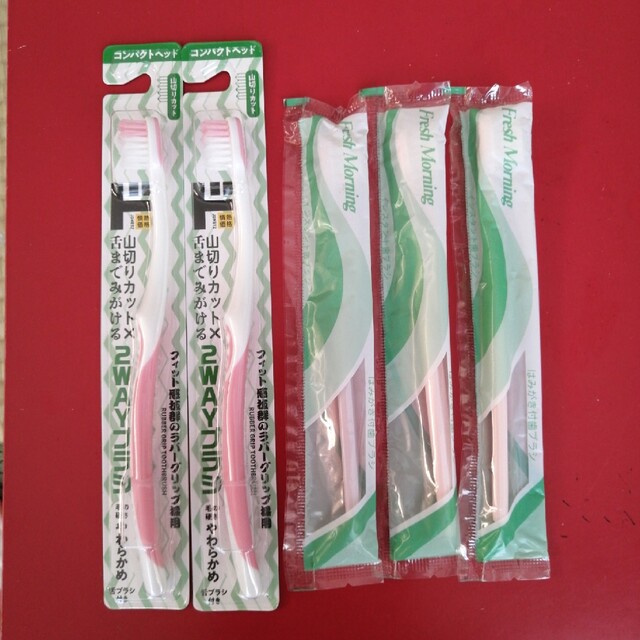 歯ブラシ　ピンク　５本 コスメ/美容のオーラルケア(歯ブラシ/デンタルフロス)の商品写真