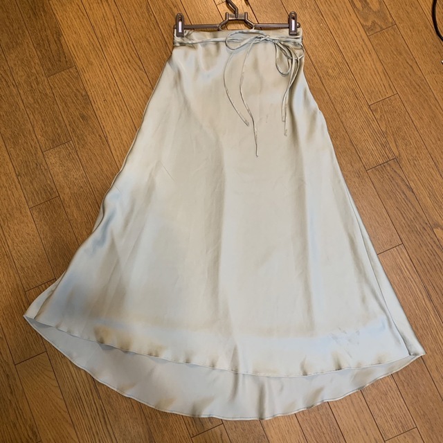 Mila Owen(ミラオーウェン)のミラオーウェン　サテンスカート　オリーブ　Sサイズ レディースのスカート(ロングスカート)の商品写真