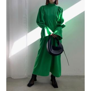 アメリヴィンテージ(Ameri VINTAGE)の美品　ameri UPPER VOLUME OVER DRESS グリーン　M(ロングワンピース/マキシワンピース)