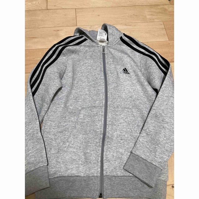 adidas(アディダス)のキッズ　アディダス　グレーパーカー　140 キッズ/ベビー/マタニティのキッズ服男の子用(90cm~)(ジャケット/上着)の商品写真