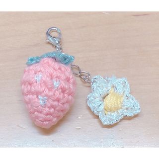 いちご 花 キーホルダー バッグチャーム ハンドメイド かぎ針(バッグチャーム)