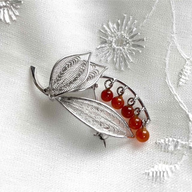 ヴィンテージブローチ 赤瑪瑙 メノウ 花 フラワー シルバー ルビー ストーン レディースのアクセサリー(ブローチ/コサージュ)の商品写真