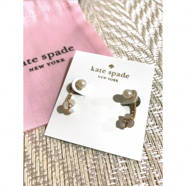 kate spade new york(ケイトスペードニューヨーク)のkate spade ケイトスペード フラワー パール ピアス レディースのアクセサリー(ピアス)の商品写真