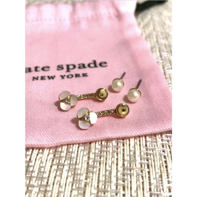 kate spade new york(ケイトスペードニューヨーク)のkate spade ケイトスペード フラワー パール ピアス レディースのアクセサリー(ピアス)の商品写真