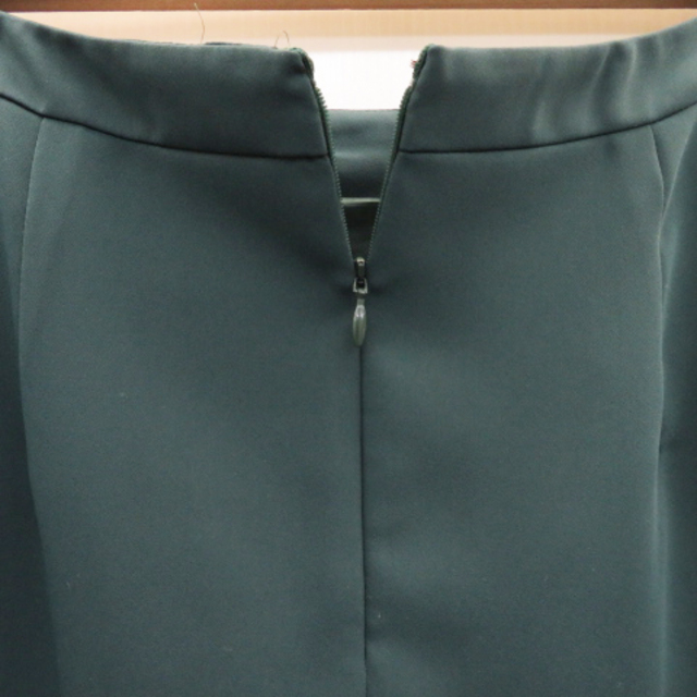 INDIVI(インディヴィ)のインディヴィ フレアスカート ギャザースカート ミモレ丈 無地 38 緑 レディースのスカート(ひざ丈スカート)の商品写真