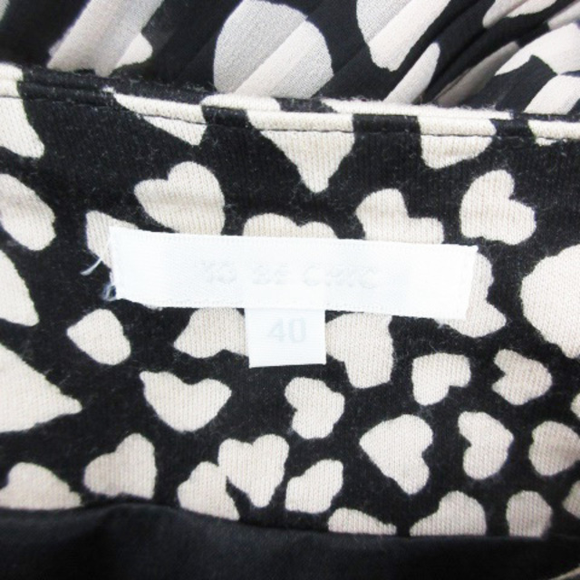 TO BE CHIC(トゥービーシック)のトゥービーシック プリーツスカート ミモレ丈 総柄 40 ブラック 黒 レディースのスカート(ひざ丈スカート)の商品写真