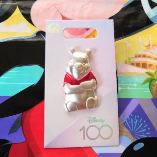 クマノプーサン(くまのプーさん)のウォルトディズニーカンパニー 創立 100周年 くまのプーさん ピンバッジ(キャラクターグッズ)