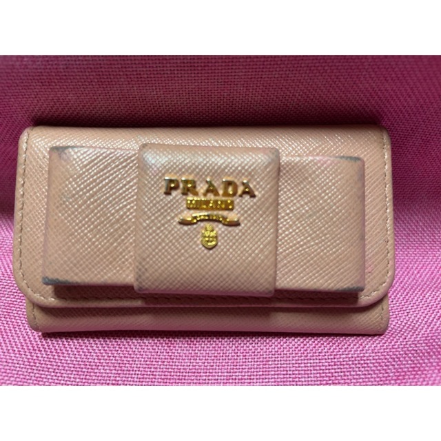 PRADA(プラダ)のPRADA❤️サフィアーノ リボンキーケース❤️ピンク❤️ レディースのファッション小物(キーケース)の商品写真
