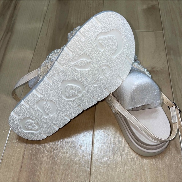 新品未使用 サンダル パール付きバックストラップ厚底サンダル 22cm レディースの靴/シューズ(サンダル)の商品写真
