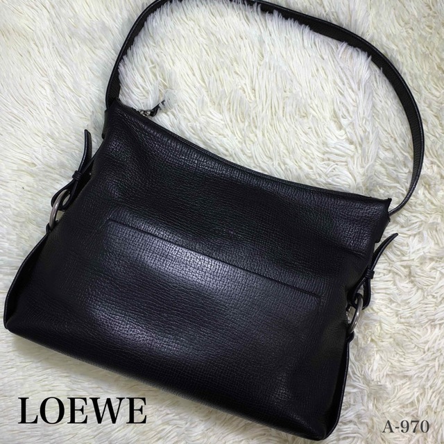 リユースKs美品✨LOEWE ロエベ　ロゴ型押し　ショルダーバッグ　肩がけ　シュリンクレザー