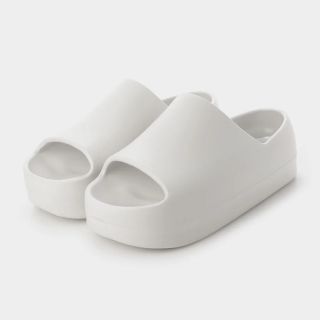 即日発送 web完売品 チャールズアンドキース 厚底サンダル White