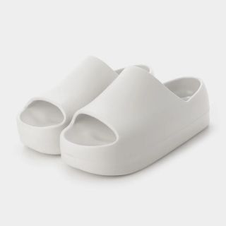 チャールズアンドキース(Charles and Keith)のweb完売品　チャールズアンドキース　厚底スリッパ　White(サンダル)