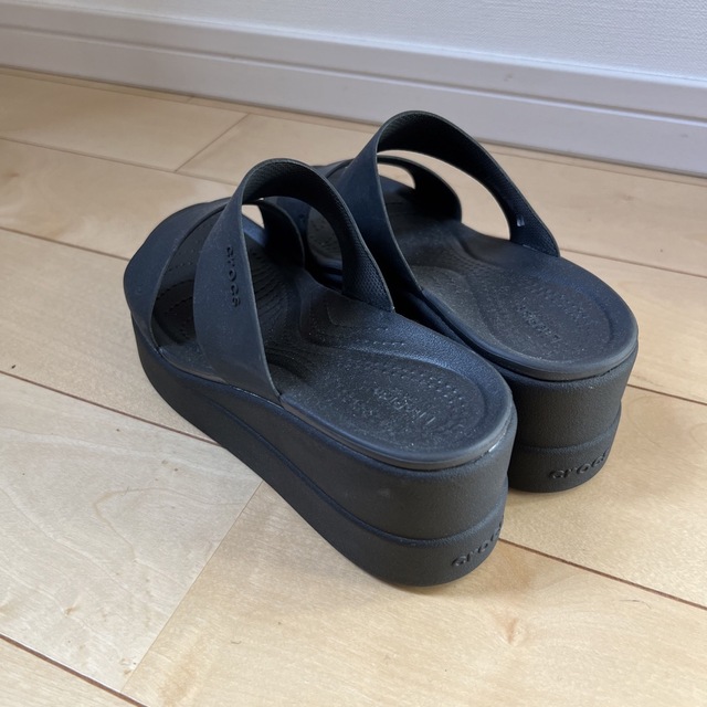 crocs(クロックス)のクロックス レディース サンダル ヒールあり ブラック レディースの靴/シューズ(サンダル)の商品写真