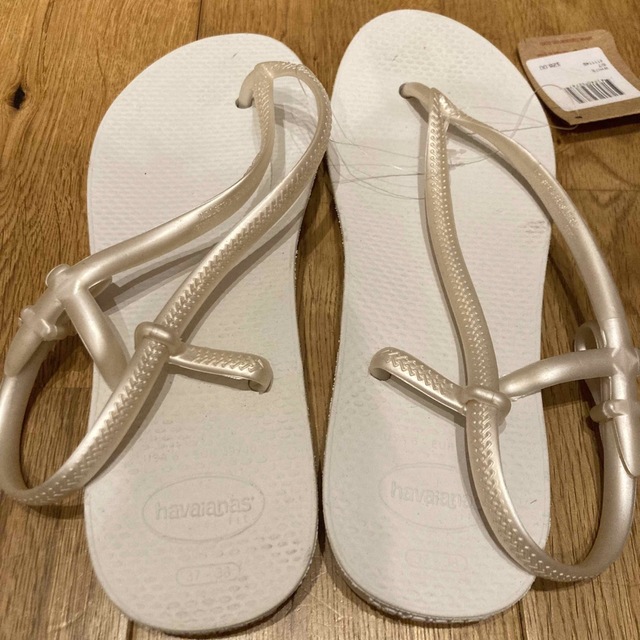 havaianas(ハワイアナス)の新品送料込み　ハワイアナス　サンダル　ホワイト　24cm レディースの靴/シューズ(ビーチサンダル)の商品写真