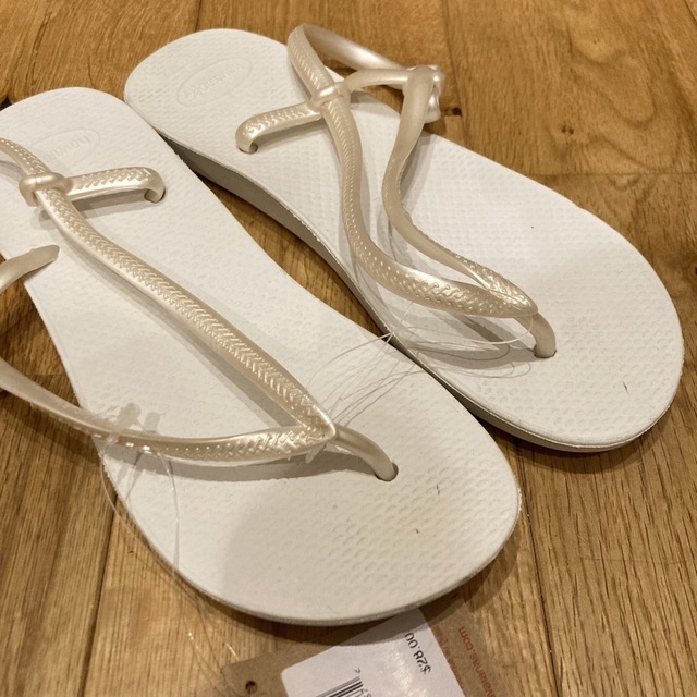 havaianas(ハワイアナス)の新品送料込み　ハワイアナス　サンダル　ホワイト　24cm レディースの靴/シューズ(ビーチサンダル)の商品写真