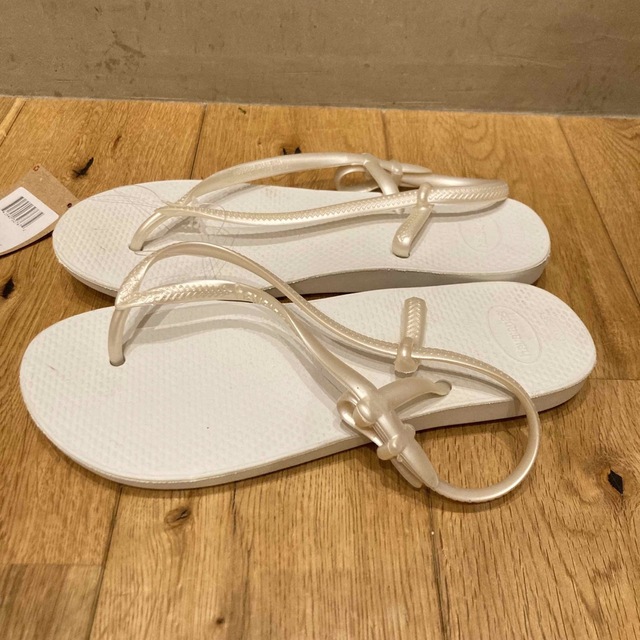 havaianas(ハワイアナス)の新品送料込み　ハワイアナス　サンダル　ホワイト　24cm レディースの靴/シューズ(ビーチサンダル)の商品写真