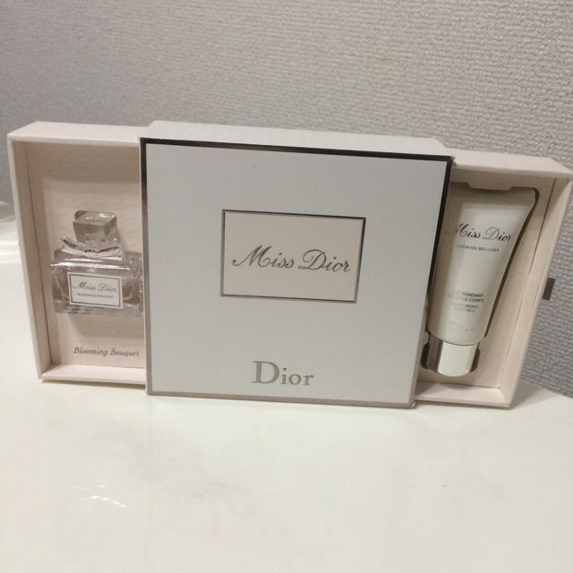 Christian Dior(クリスチャンディオール)のDior ブルーミングブーケ 香水 コスメ/美容の香水(香水(女性用))の商品写真