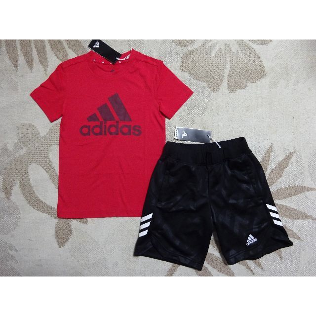 adidas(アディダス)の新品★アディダス★130★快適!!半袖Ｔシャツ 赤・快適ハーフパンツ 黒★上下 キッズ/ベビー/マタニティのキッズ服男の子用(90cm~)(Tシャツ/カットソー)の商品写真