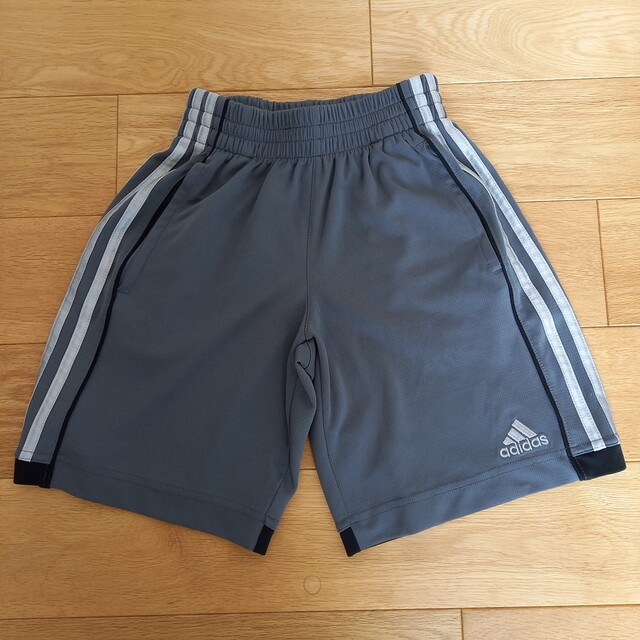 adidas(アディダス)のadidas 半ズボン 120相応 8y 男の子 女の子 キッズ/ベビー/マタニティのキッズ服男の子用(90cm~)(パンツ/スパッツ)の商品写真