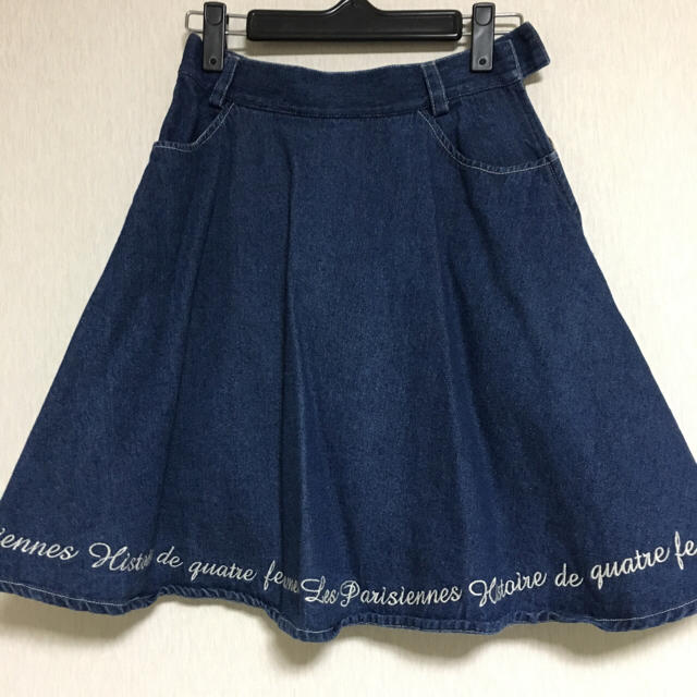 F i.n.t(フィント)のロゴ刺繍デニムスカート レディースのスカート(ひざ丈スカート)の商品写真